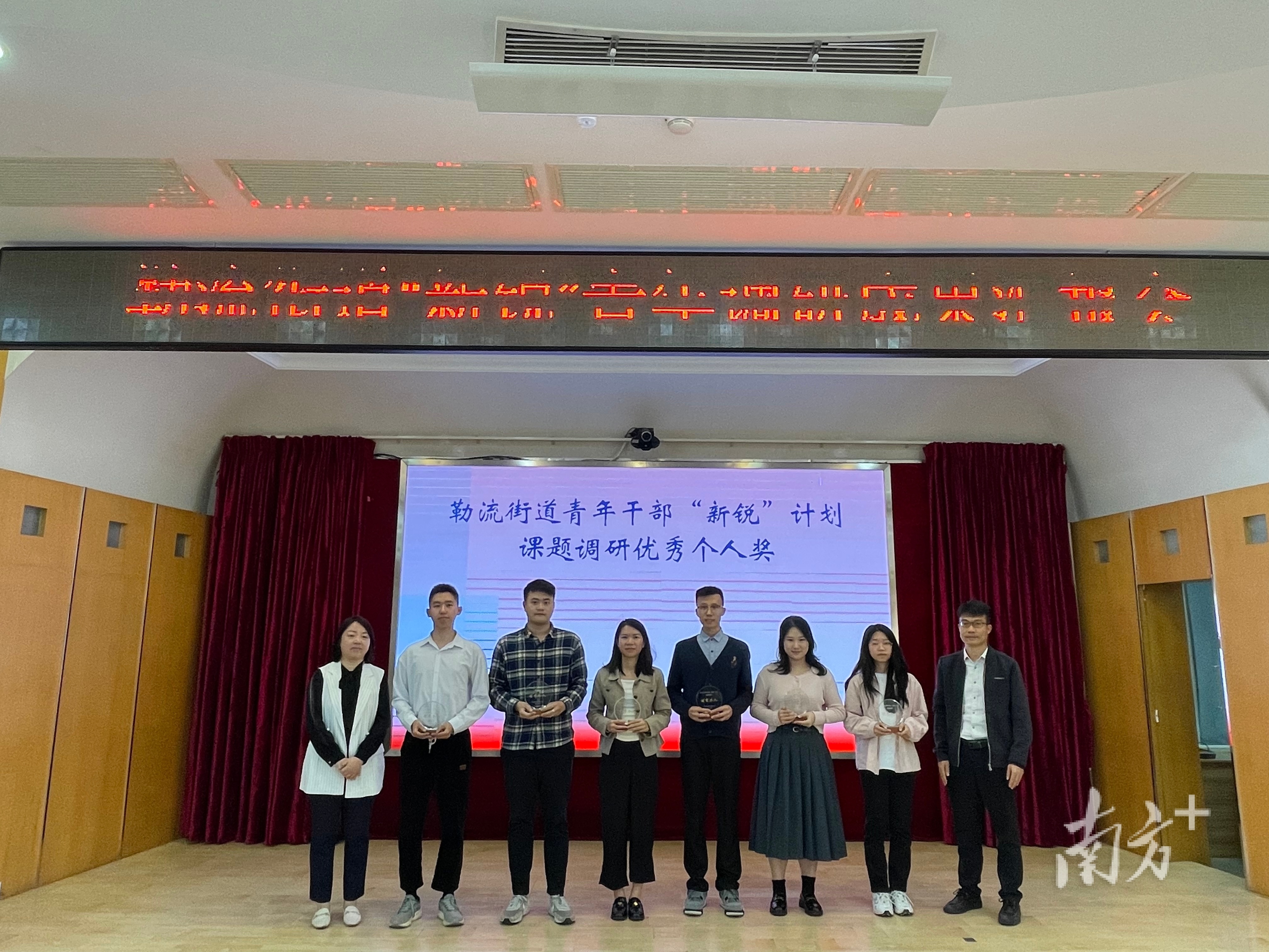 现场颁发优秀个人奖。张艳青 摄