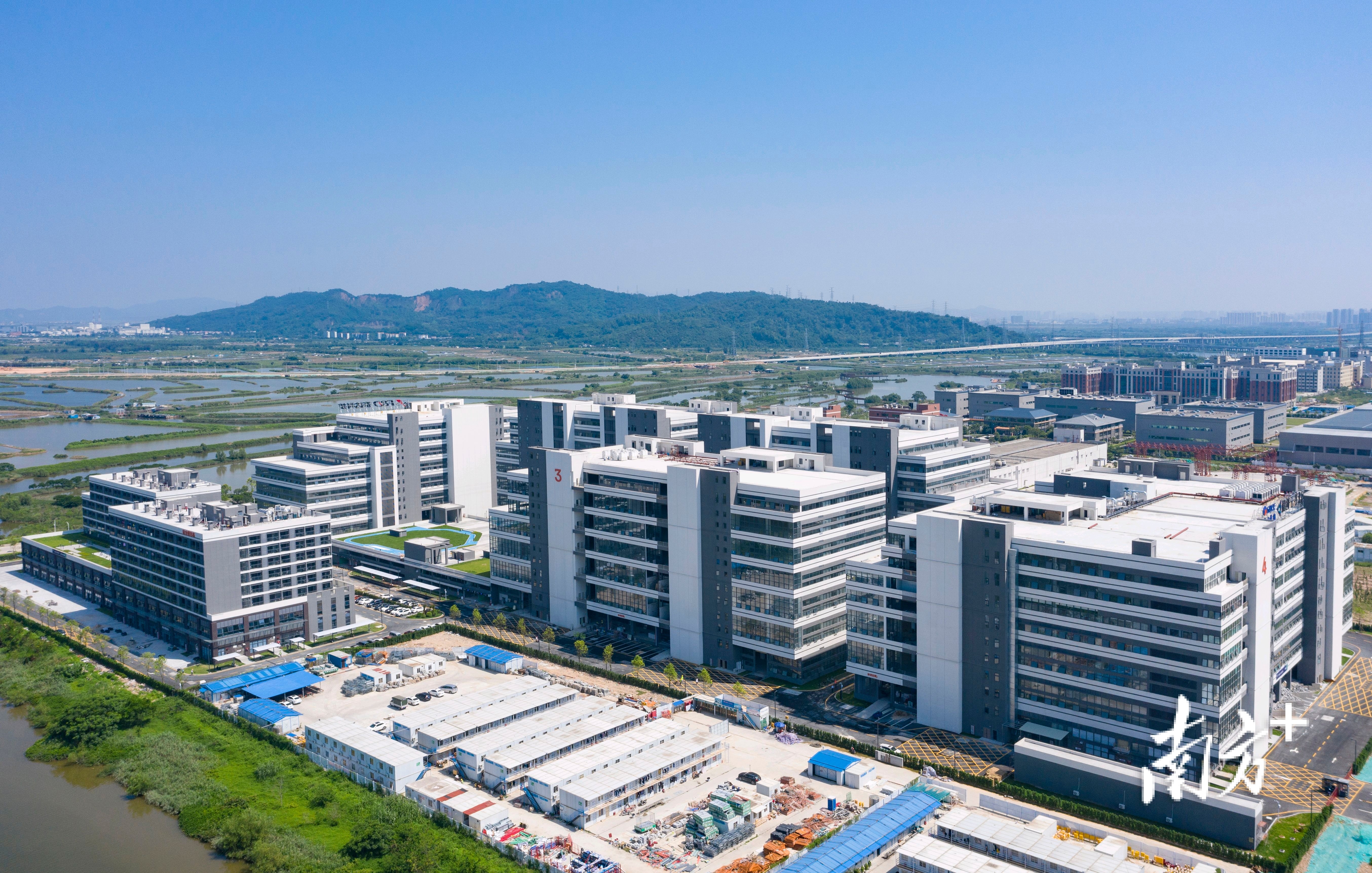 奋达科技整体租赁格力集团打造的格创·云谷北区智慧产业园区。 奋达科技整体租赁格力集团打造的格创·云谷北区智慧产业园区。