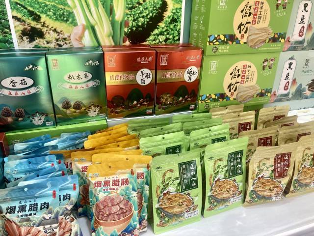 连山农特产品包装充满壮瑶风情。 连山农特产品包装充满壮瑶风情。