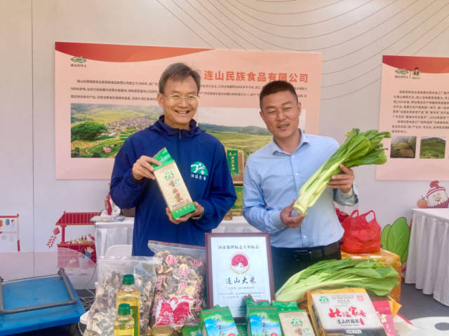 连山农业农村局局长梁可文(右)。 连山农业农村局局长梁可文(右)。
