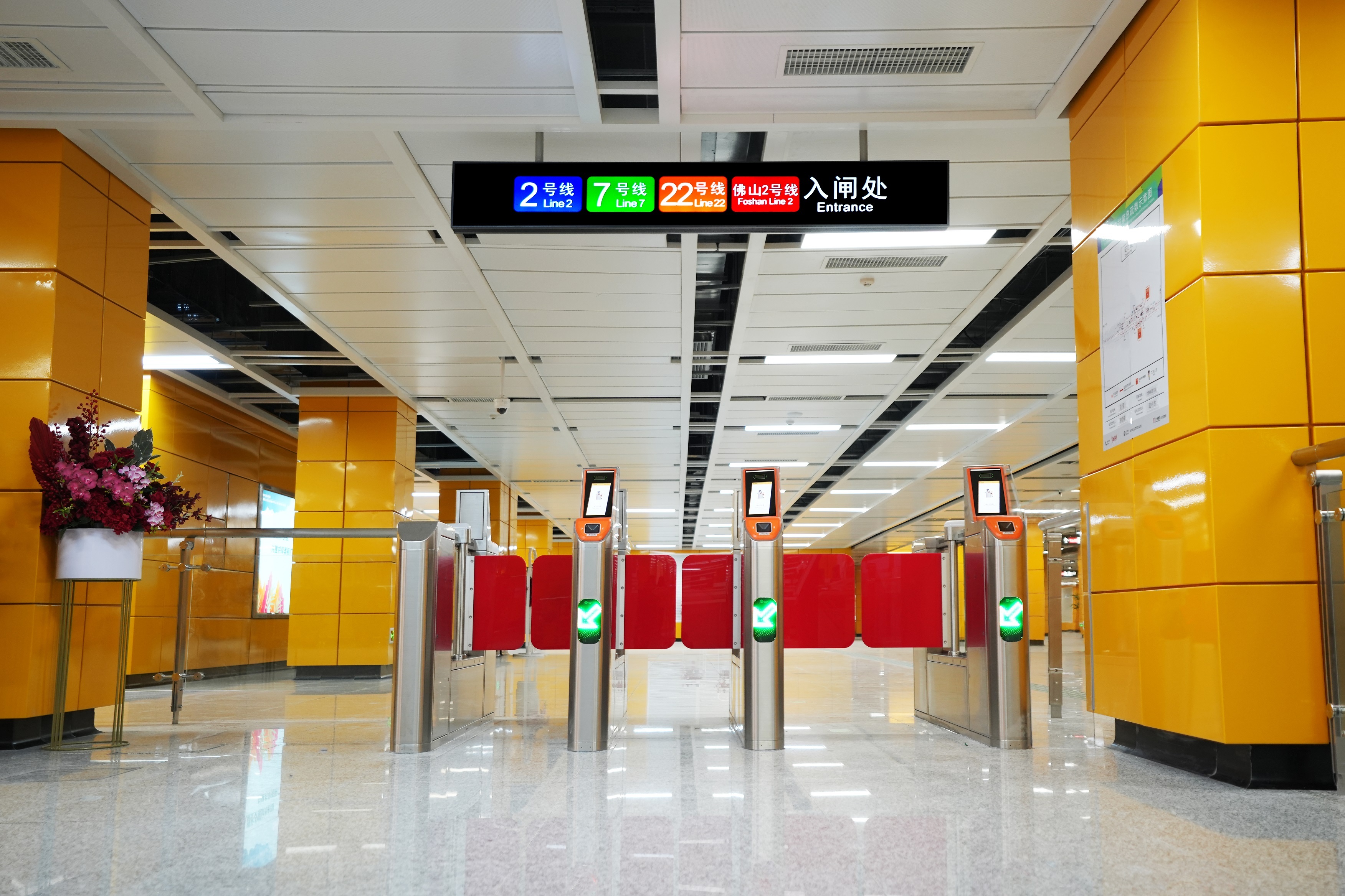 地铁广州南站新增并改造进出闸机共86台，每组闸机至少设置1个宽通道双向闸机。