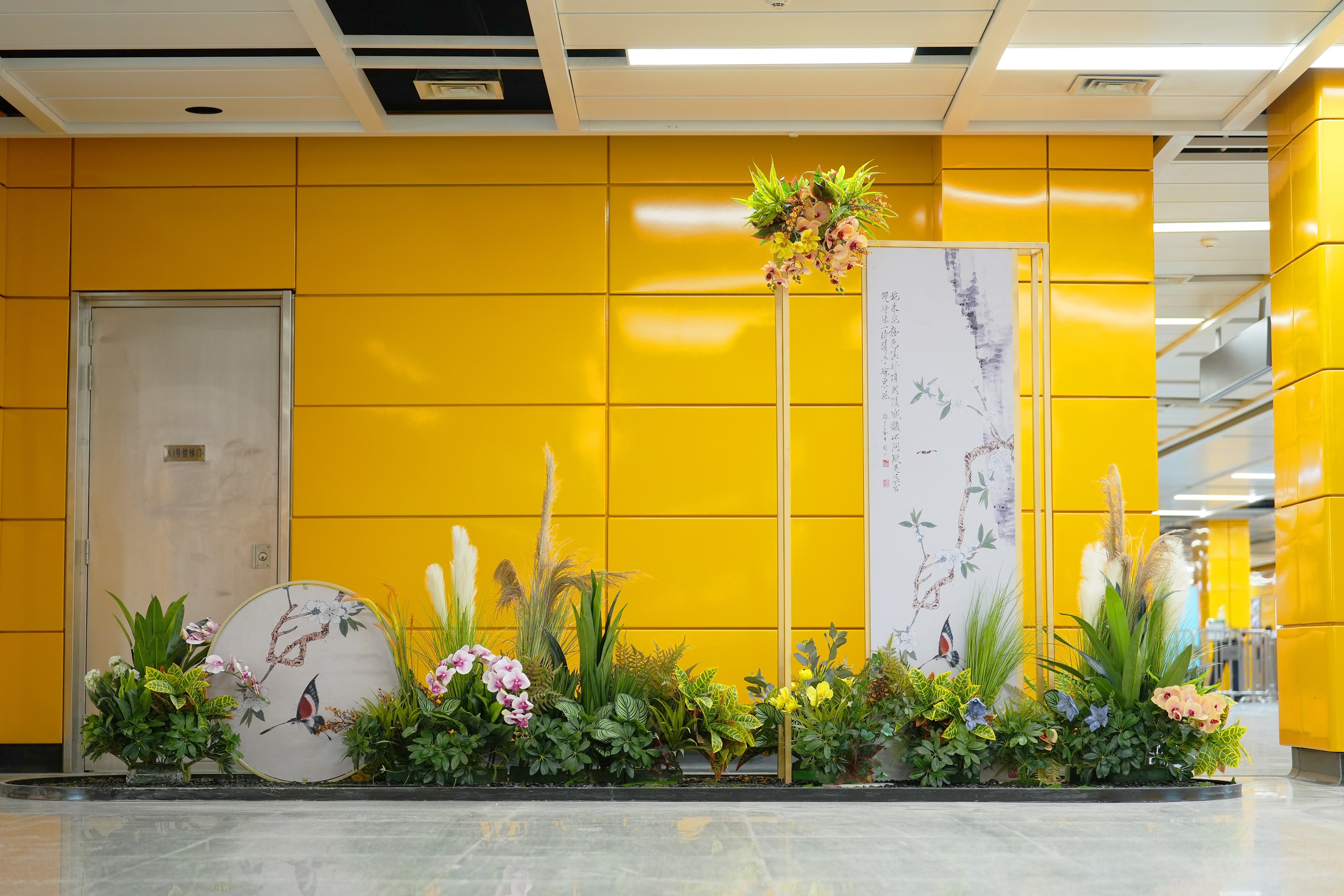 广州南站站厅和换乘通道设置花艺绿植装饰。