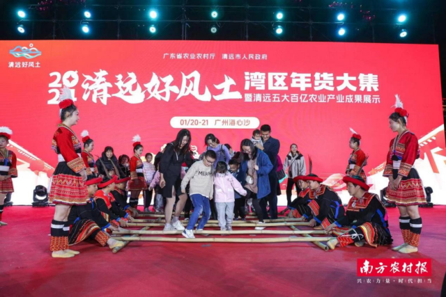 20日晚特色文艺晚会带来《竹竿舞》表演，吸引众多市民参与。
