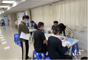 隆都医院招聘现场。 
