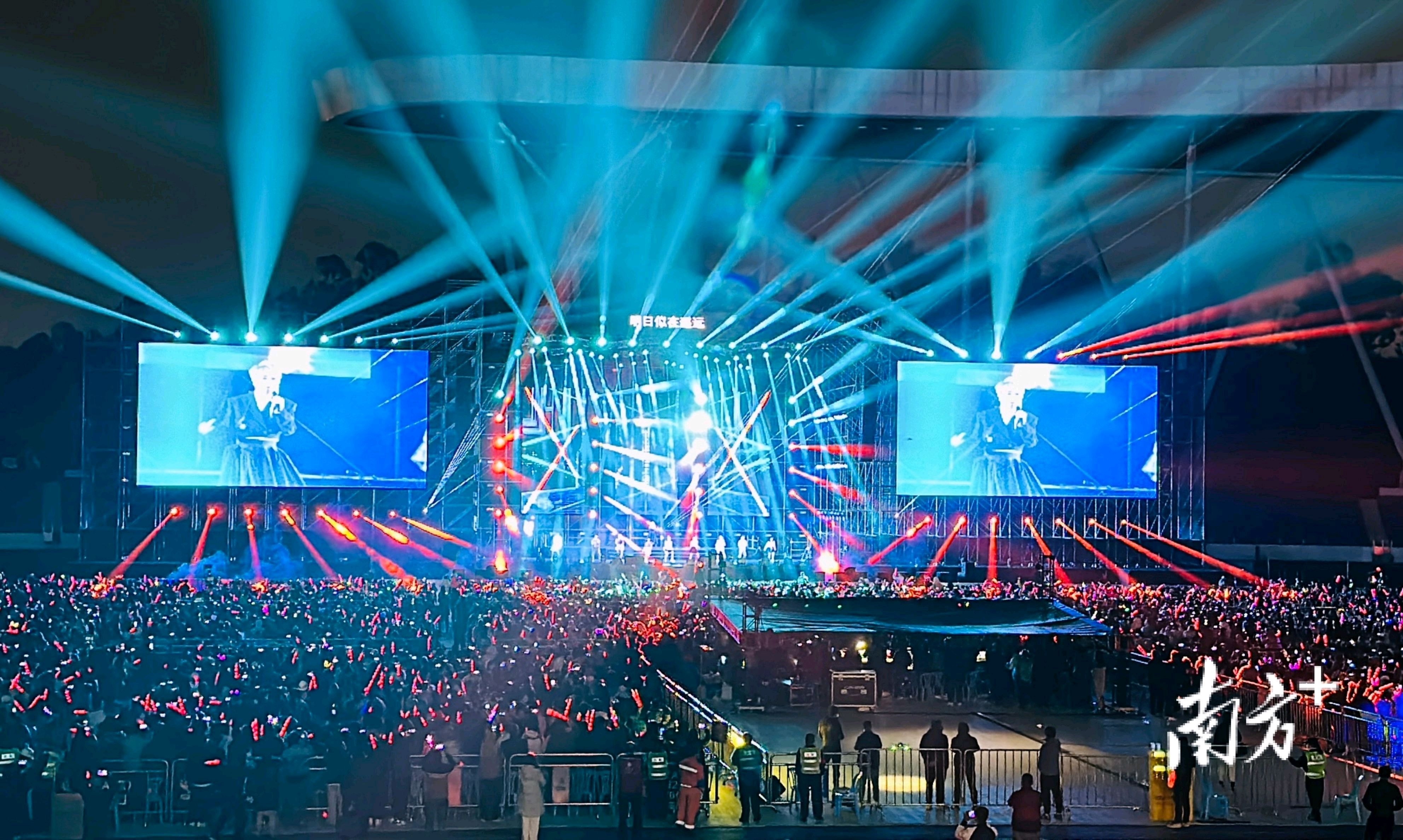 “湾区之夜”音乐会，吸引超2.5万名省内外游客齐聚狮山。 资料图片