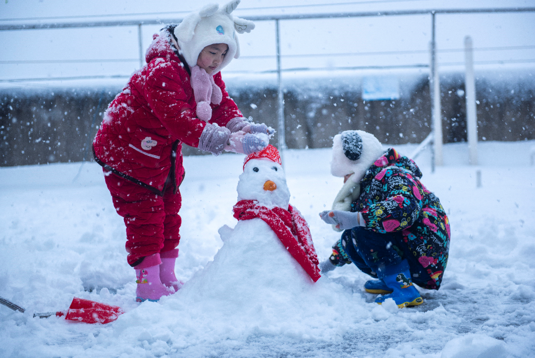 堆雪人图片 现实图片