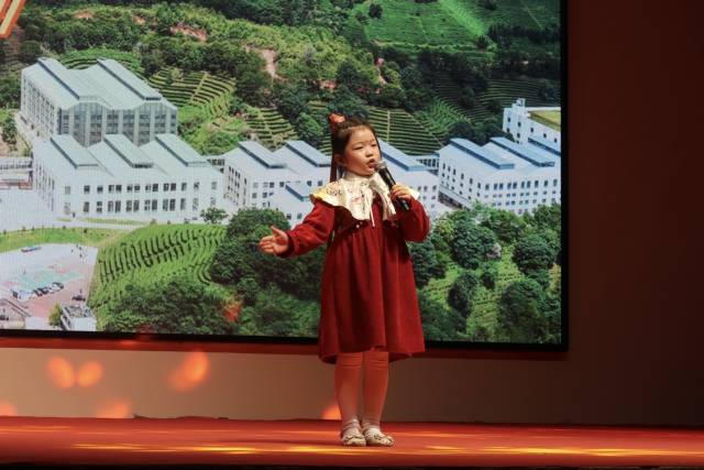 6岁的黄芷晗选手带来歌曲《方圆》。