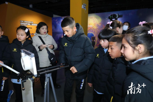 疏附县明德小学的孩子们实地体验现代科技和手工制作，大开眼界。