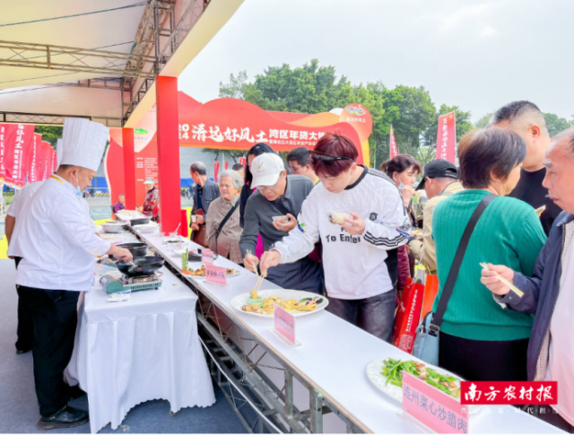 2024年“清远好风土”湾区年货大集现场设有美食品鉴区,市民在此品尝正宗清远鸡。 2024年“清远好风土”湾区年货大集现场设有美食品鉴区,市民在此品尝正宗清远鸡。