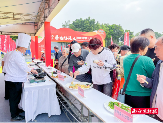 2024年“清远好风土”湾区年货大集现场设有美食品鉴区，市民在此品尝正宗清远鸡。