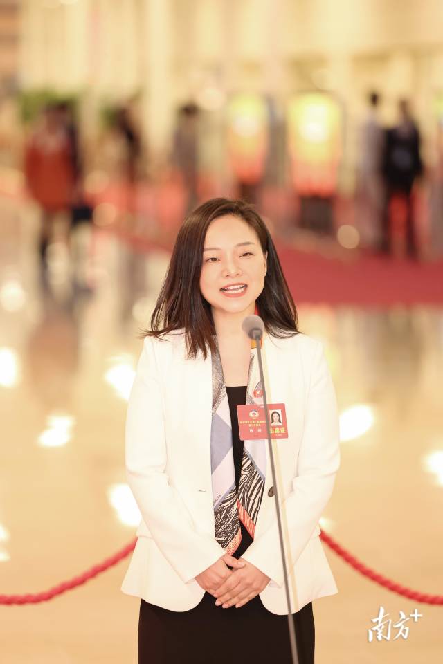 省政协常务委员、佳都集团联席董事长兼执行总裁 陈娇 省政协常务委员、佳都集团联席董事长兼执行总裁 陈娇