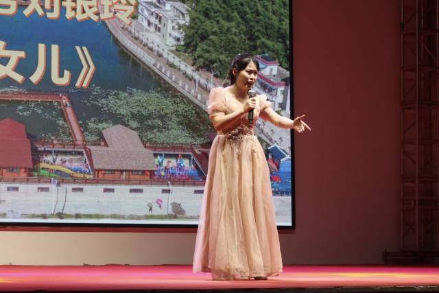 刘银玲演唱《沂蒙的女儿》。