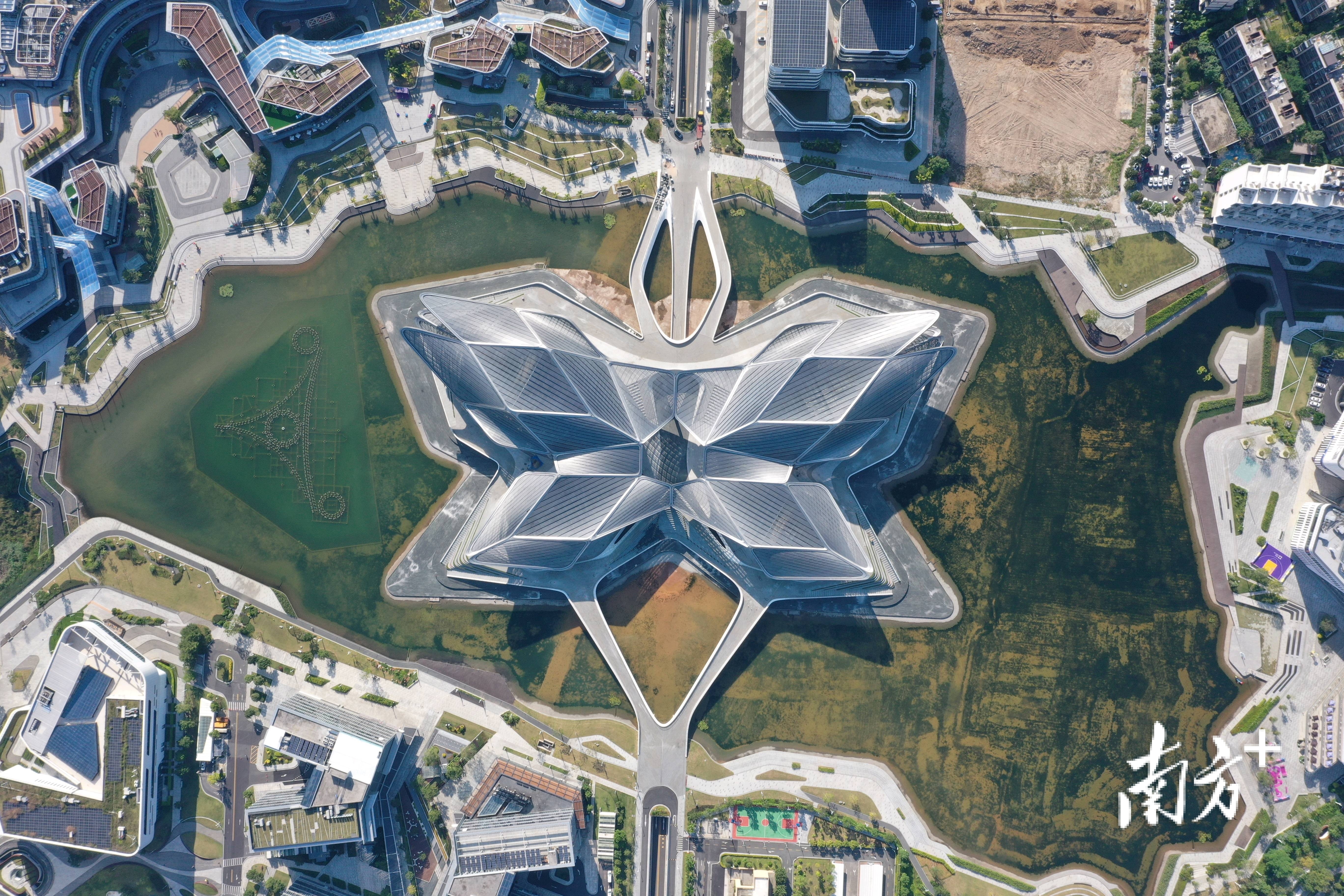 航空新城地标建筑金湾艺术中心。