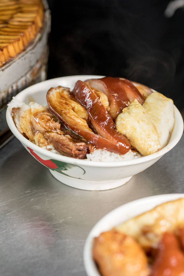 2023年，“一碗隆江猪脚饭，吃出男人的浪漫”这一网络热梗助推隆江猪脚饭从广东走向全国。摄影/吴秒衡