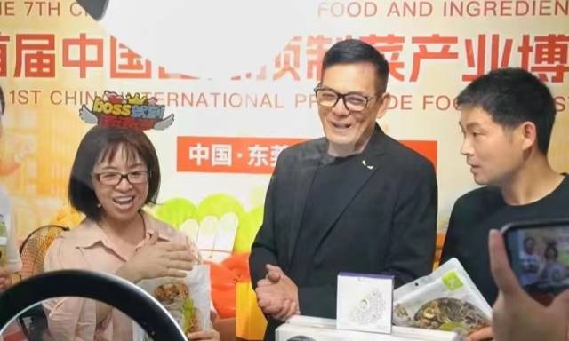 黄清华在直播中。