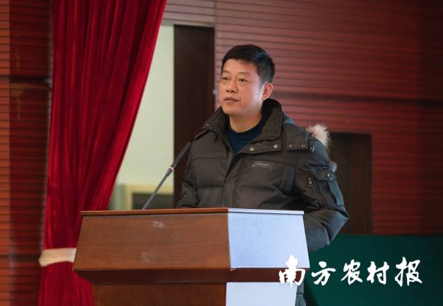 广东省农业科学院水稻研究所推广中心涂从勇宣读《丝苗米技术创新联盟章程》。