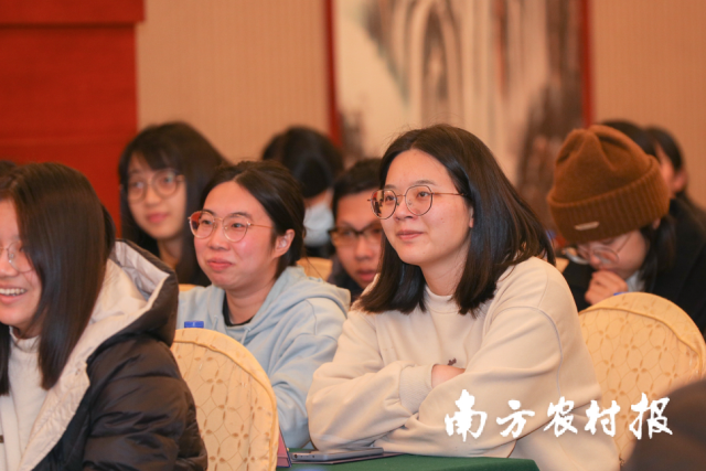 认真听讲、参与互动的“三支一扶”学员们。