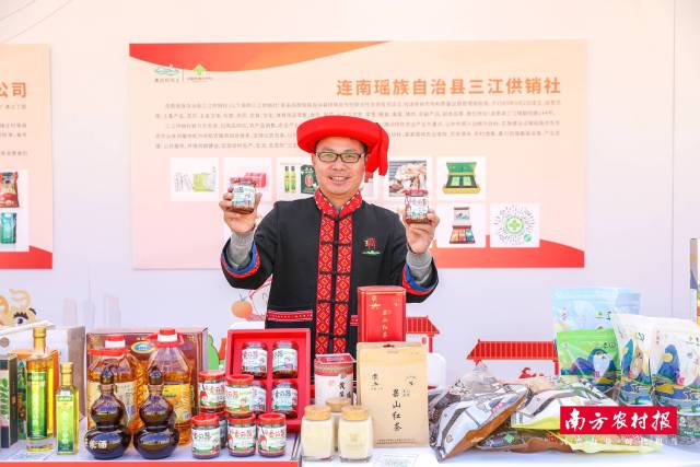 参展企业身穿民族服饰推介连南特产 参展企业身穿民族服饰推介连南特产