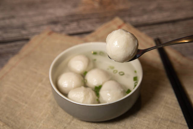 全家团圆共食惠来鱼丸，是年夜饭的仪式感。摄影/吴秒衡