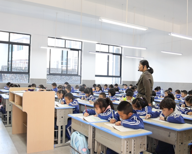 搬入新教室的城关二小学生。图片来源：黎平发布
