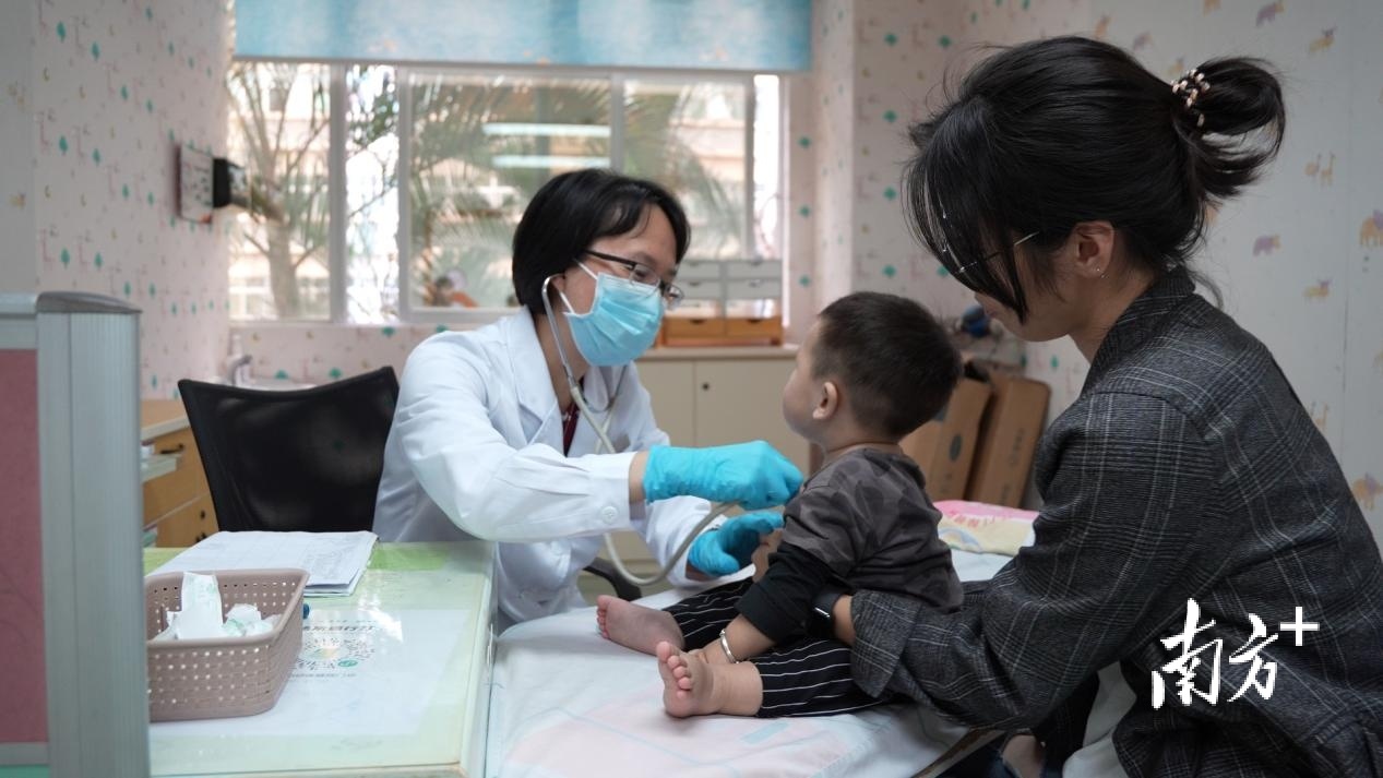 医生为宝宝听诊。