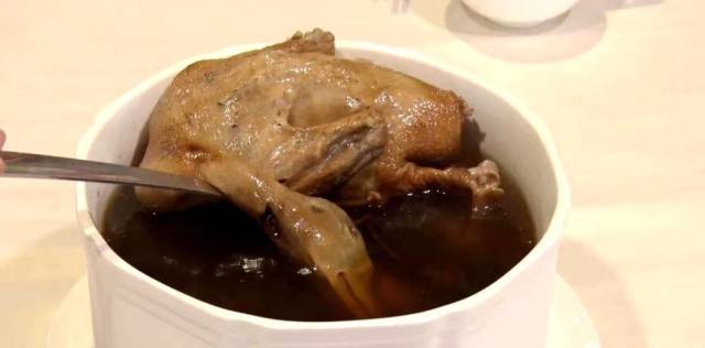 预制陈皮水鸭汤开袋即食。 图片来源：侨宝