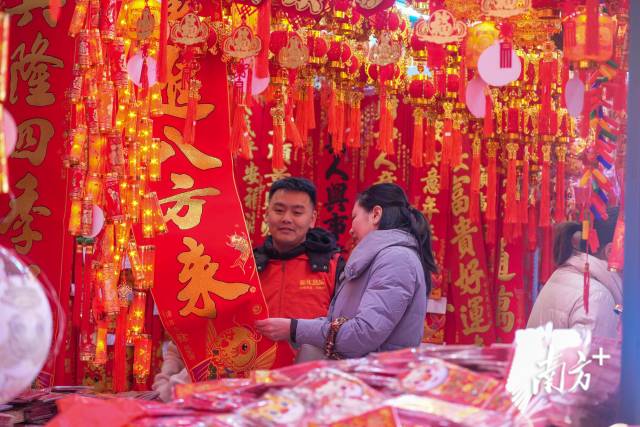 城视｜街道红了，年味浓了