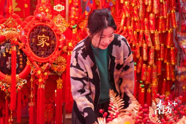 城视｜街道红了，年味浓了