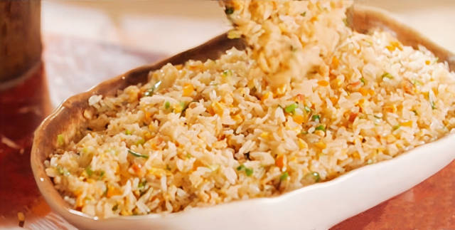 连山有机丝苗米炒饭粒粒分明、咸香喷鼻。