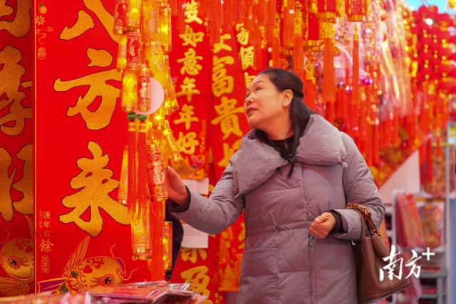 城视｜街道红了，年味浓了