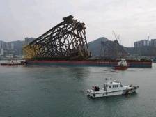 我国首个深水高压气田“深海一号”二期“基座”安全出港