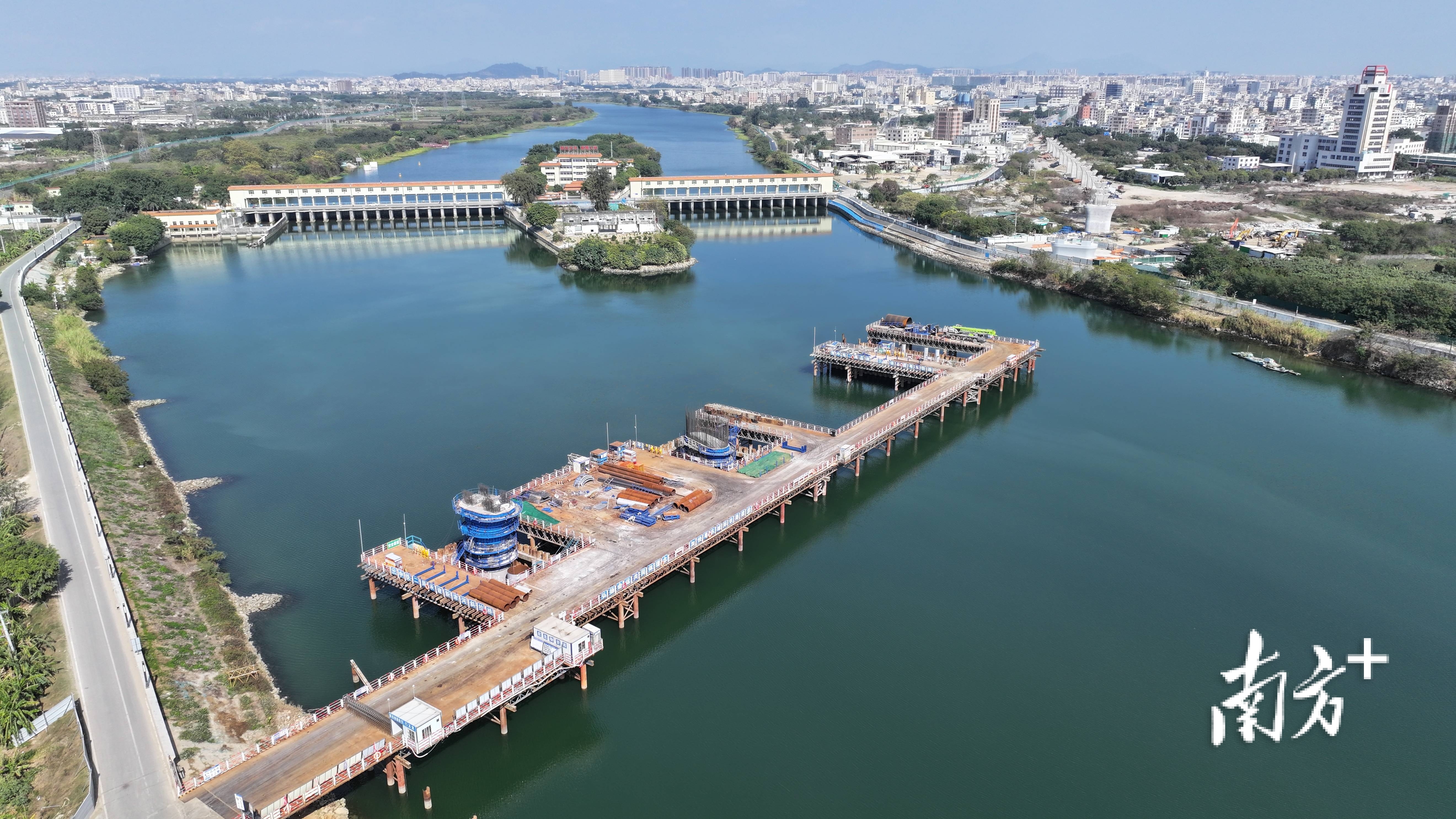 粤东城际跨新津河项目建设正酣。  受访者供图