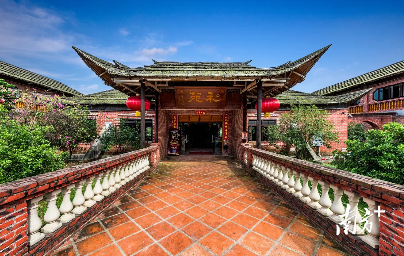 礼东美食街和苑农庄。