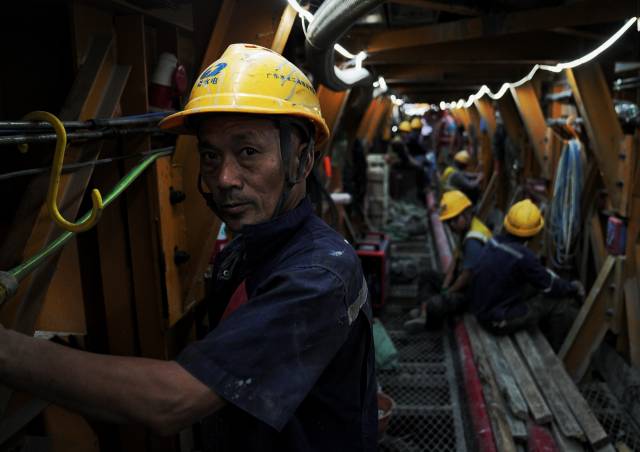 建设者正在地下60米的输水隧洞中施工作业。 建设者正在地下60米的输水隧洞中施工作业。