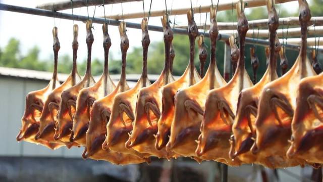 秋冬食腊味，阳江的年腊味是标配。图片来源：阳春融媒