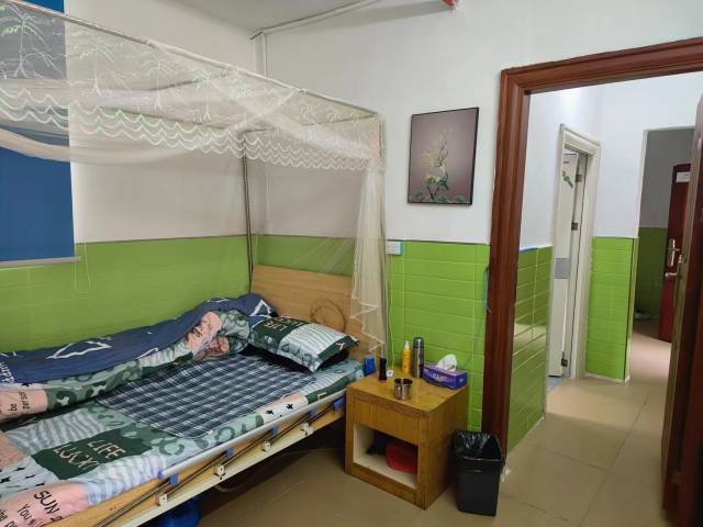 幸福里康养院提供单间、双人间、套间、多人间等多种房型，图为夫妻套间。