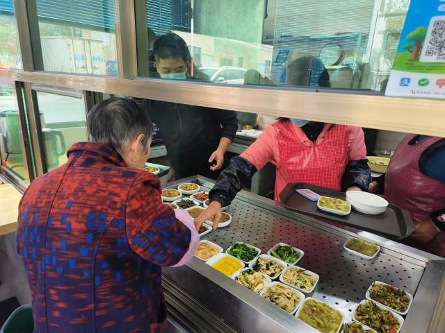 长江镇长者饭堂专为老人提供少油少盐的饭菜。