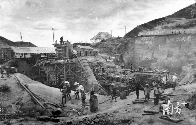 1964年2月20日,东深供水工程正式动工兴建。“要高山低头、令河水倒流”是当时建设者们的口号。 1964年2月20日,东深供水工程正式动工兴建。“要高山低头、令河水倒流”是当时建设者们的口号。