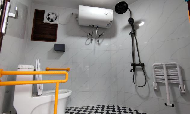 新龙村适老化改造后的户厕样板间。受访者供图