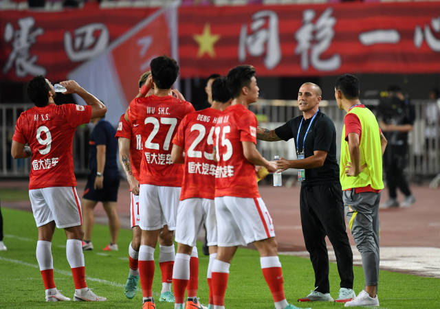 2021年7月27日,时任广州队主教练卡纳瓦罗(右二)在场边指导球员.