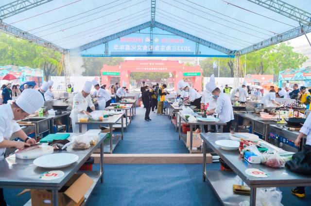 2023三角生鱼美食文化嘉年华厨王争霸赛现场。 2023三角生鱼美食文化嘉年华厨王争霸赛现场。