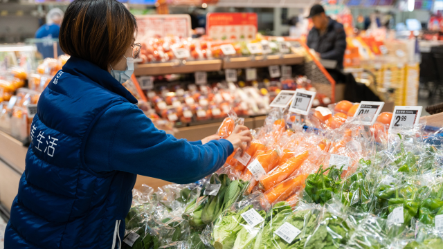 盒马表示，保价行动期间，若市场行情下降，也会随时调低对应蔬菜商品价格。