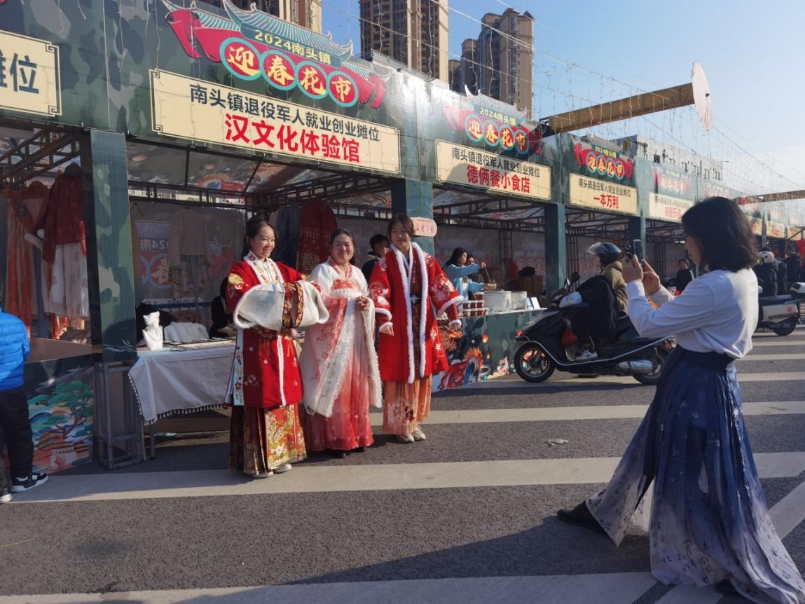 市民穿上汉服在“汉文化体验馆”前打卡。