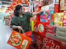 多图丨年味浓！各式年货上线，茶山人“买买买”