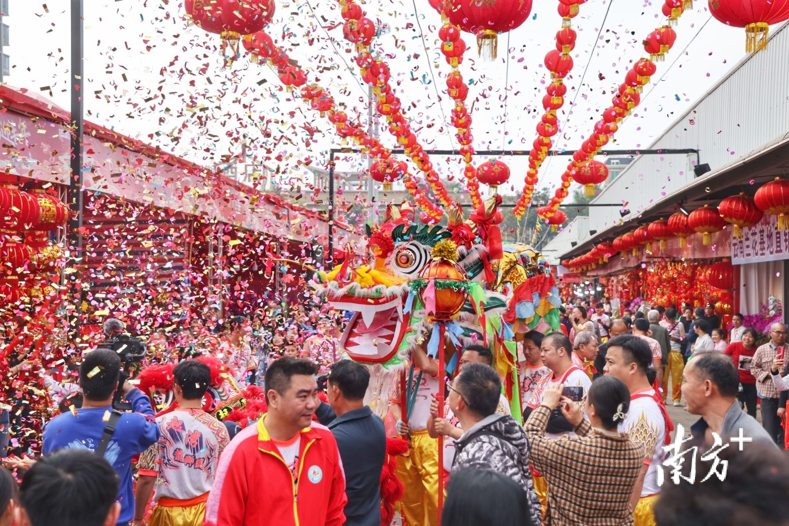 开市当天，主办方设置了金龙醒狮巡游等活动，现场非常热闹。 南方+ 叶志文 摄