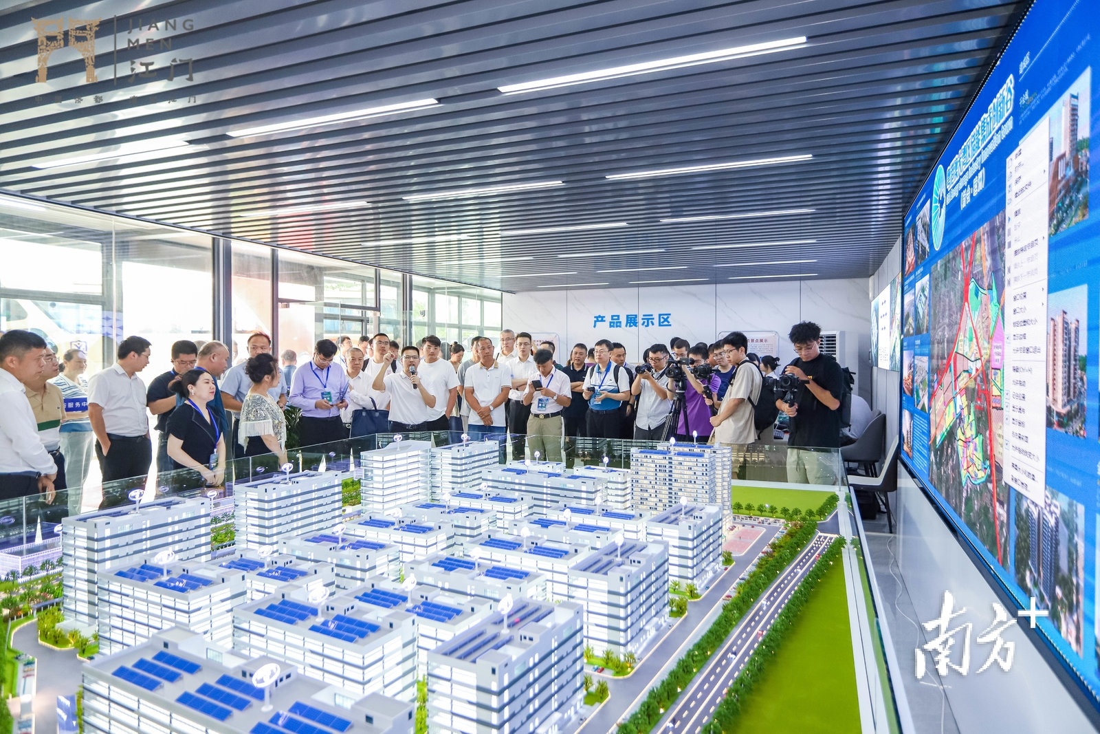来自珠江口东岸的企业代表走进江门工业园区。 南方+ 杨兴乐 拍摄