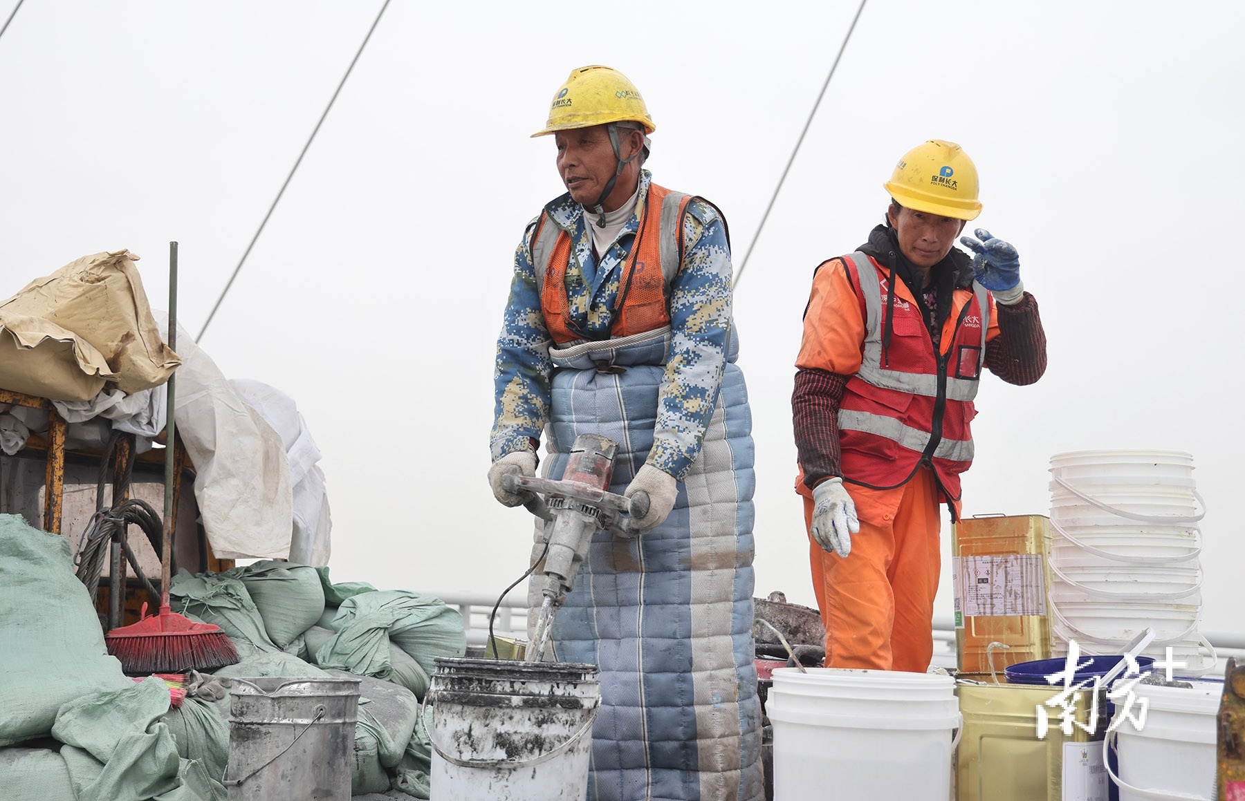 深中通道中山大桥上,工人在进行弹性混凝土填缝施工。 南方+ 叶志文 拍摄