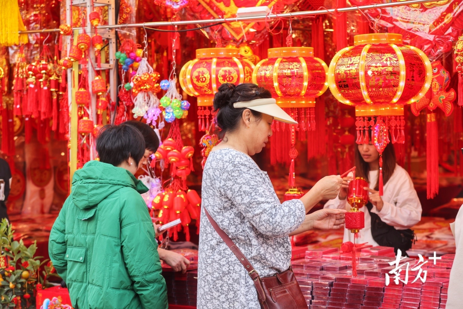 现场分布有约130户商家，从名花盆栽到年货点心应有尽有。 南方+ 叶志文 摄