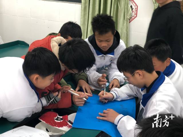 2023年12月21日，飞来湖中学“开出友谊的花朵”同伴交往团辅活动——学生分组讨论环节。