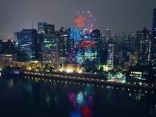 无人机闪亮江湾夜空，在沿江路解锁越秀别样广府年味